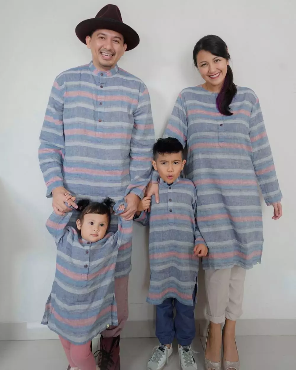 outfit kompak ala Ryan Delon dan keluarga Instagram outfit kompak ala Ryan Delon dan keluarga Instagram