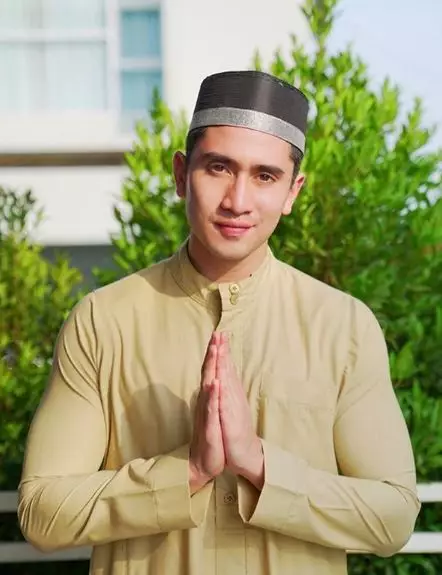 Pesona seleb saat kenakan peci dan koko Instagram