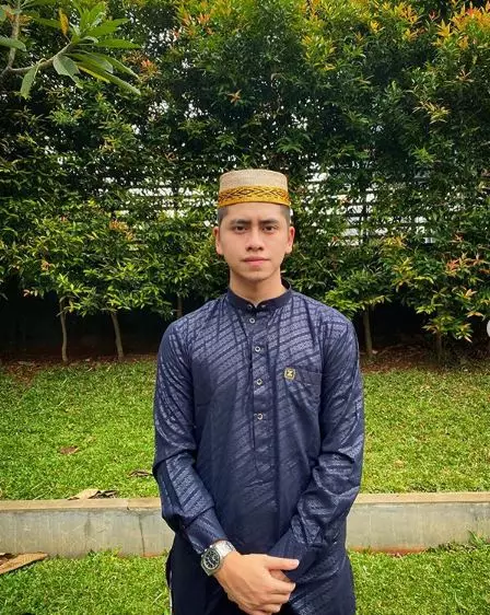 Pesona seleb saat kenakan peci dan koko Instagram