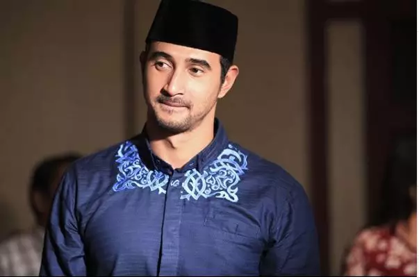 Pesona seleb saat kenakan peci dan koko Instagram