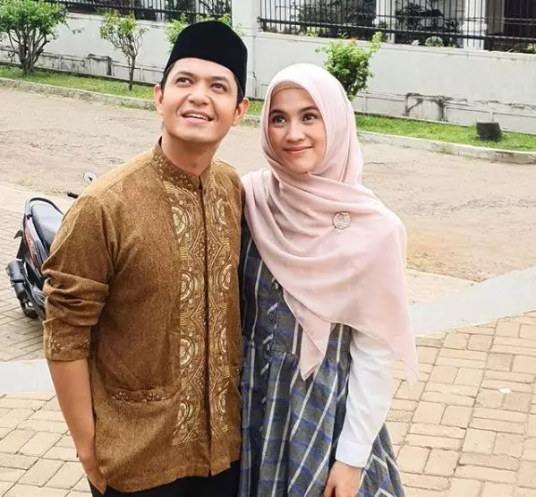 Pesona seleb saat kenakan peci dan koko Instagram