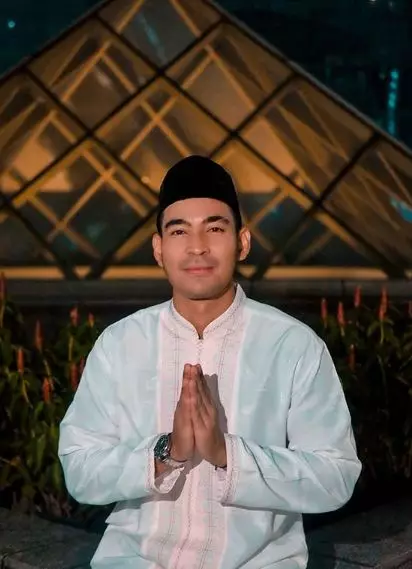 Pesona seleb saat kenakan peci dan koko Instagram