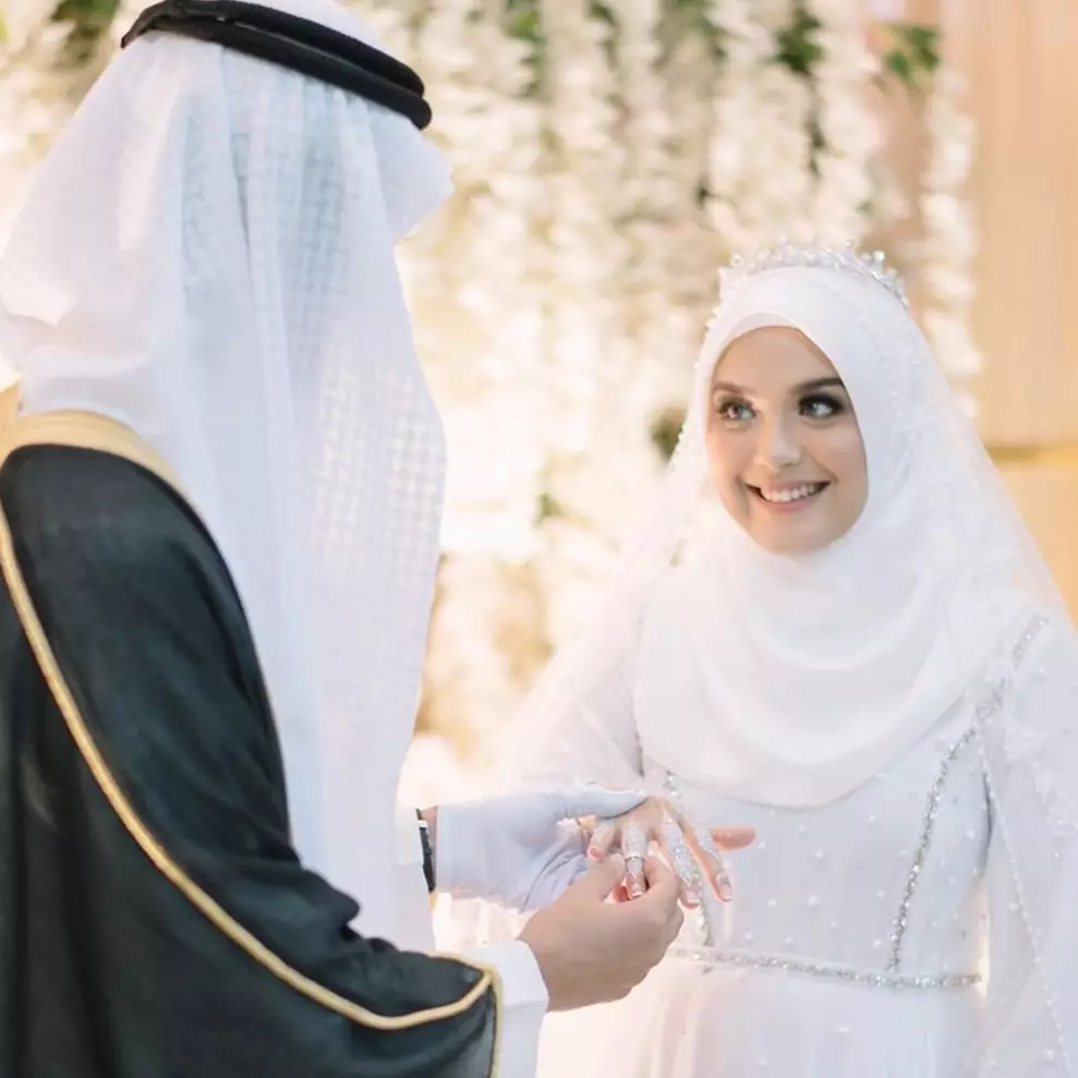 Ekspresi Vebby Palwinta dicium pipi oleh suami bikin salfok