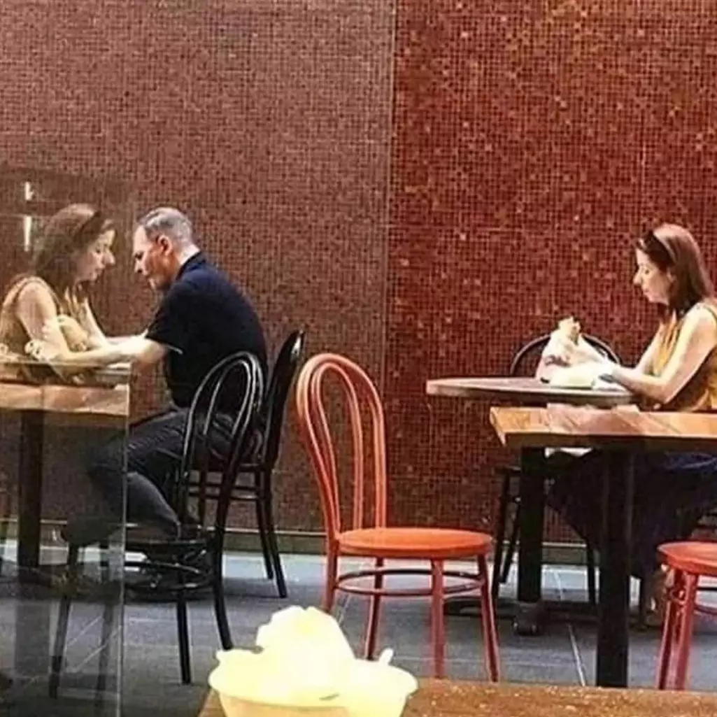 10 Momen pas jomblo kelihatan punya pasangan ini kocak abis