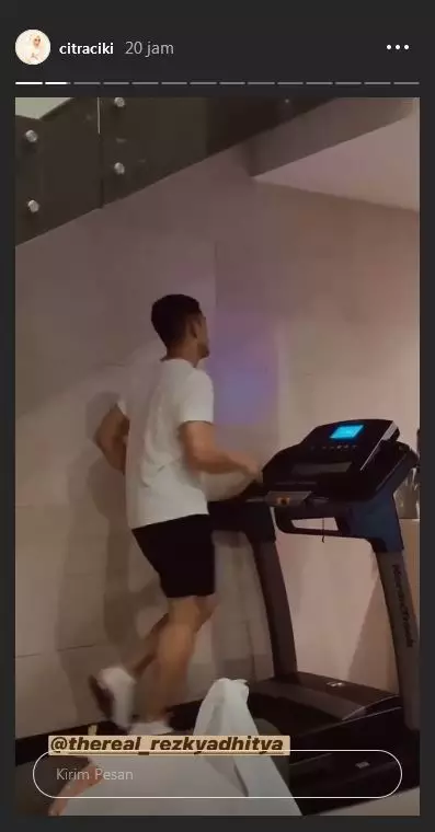 seleb isi waktu jelang berbuka dengan olahraga instagram