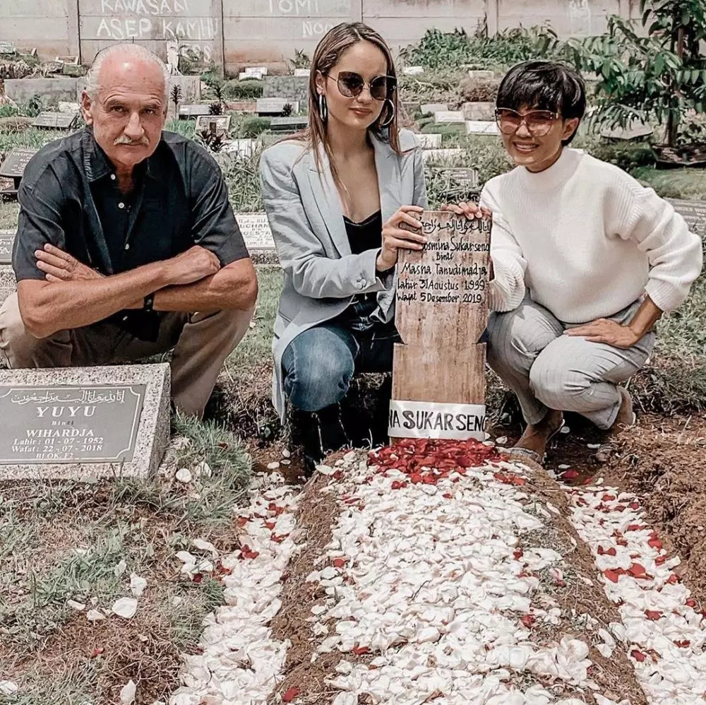 Potret Cinta Laura dan keluarga Instagram