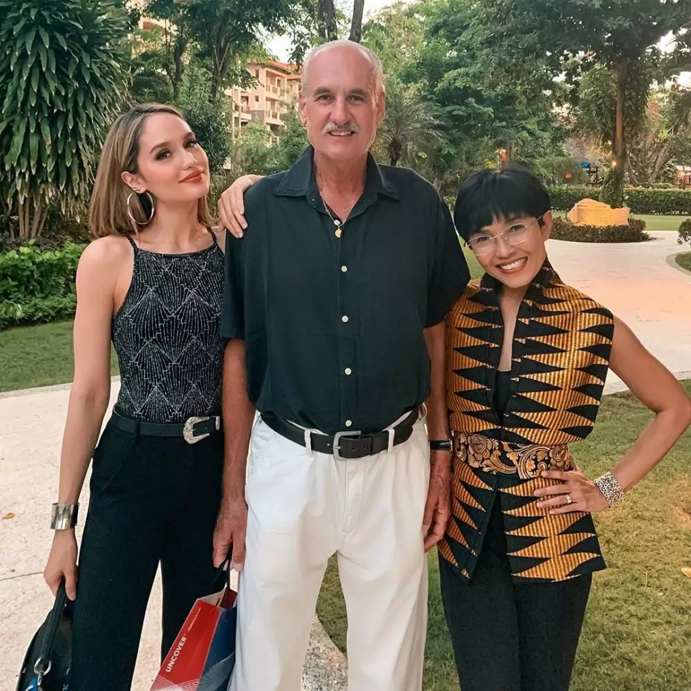 Potret Cinta Laura dan keluarga Instagram