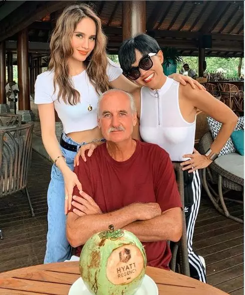 Potret Cinta Laura dan keluarga Instagram