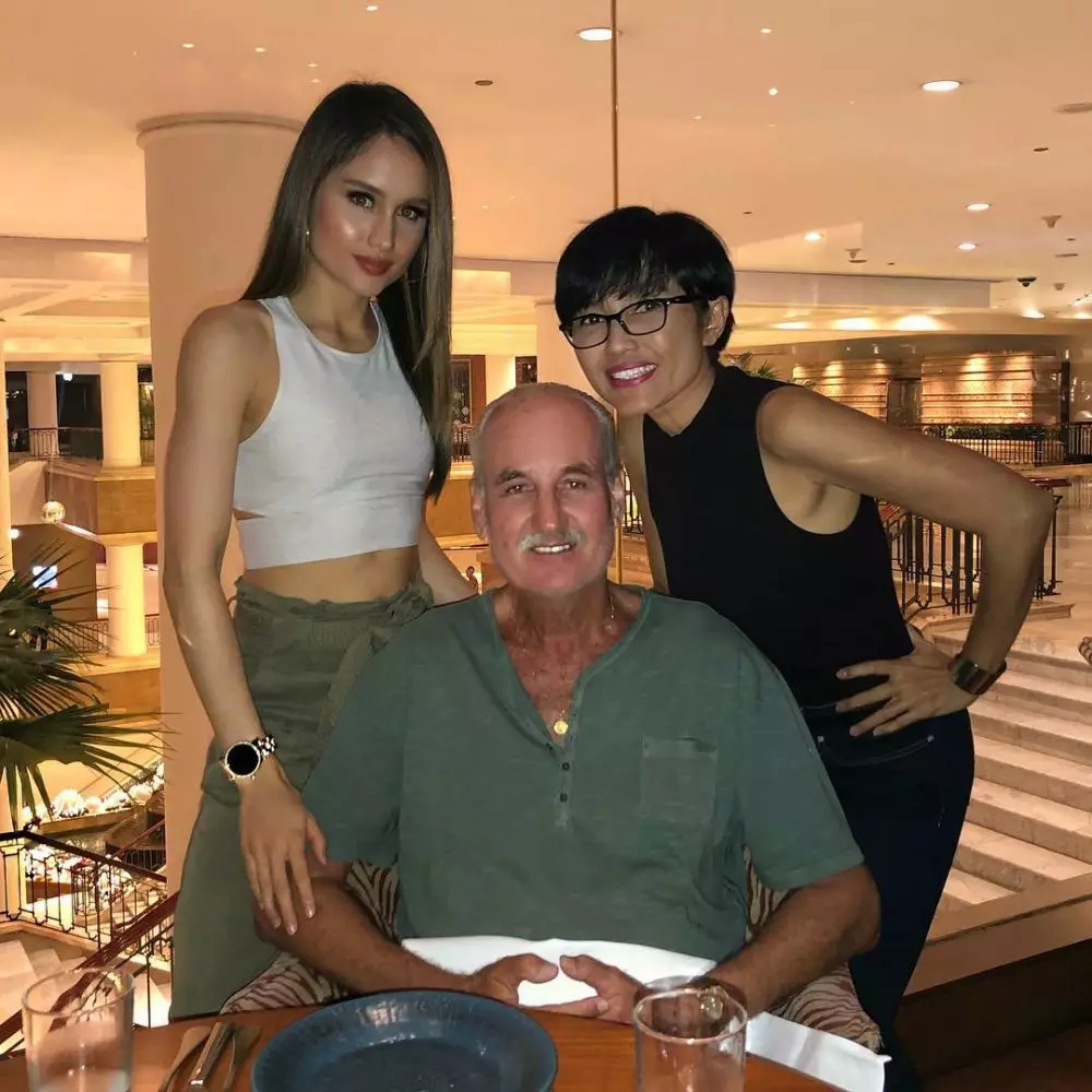 Potret Cinta Laura dan keluarga Instagram