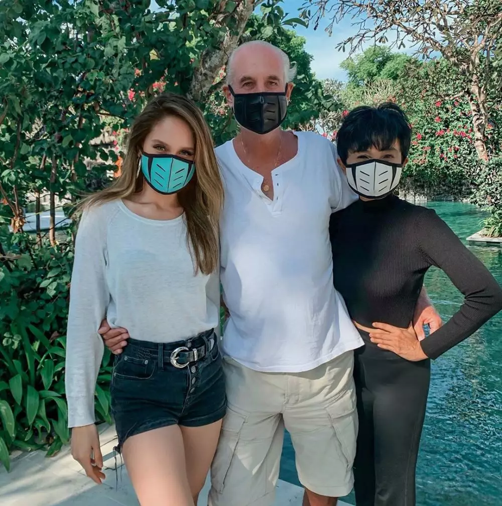 Potret Cinta Laura dan keluarga Instagram