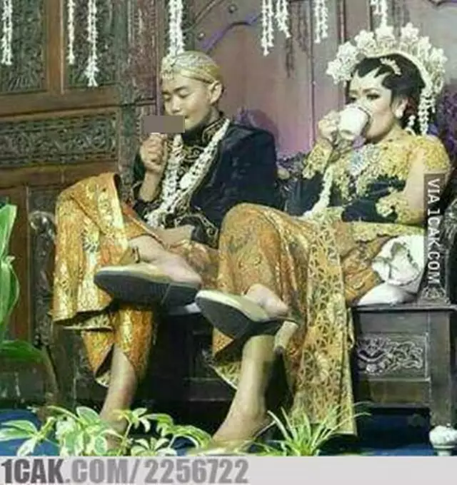gaya nyeleneh pengantin waktu difoto © 2020 1cak.com gaya nyeleneh pengantin waktu difoto © 2020 1cak.com