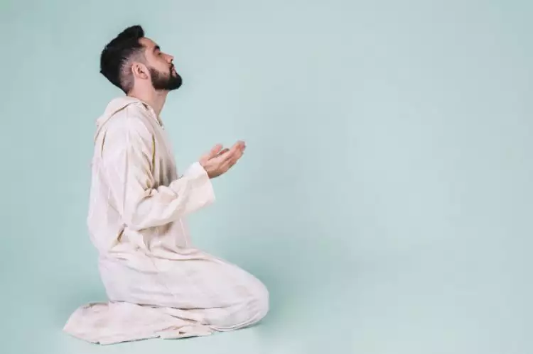 Doa sesudah sholat tarawih dan sholat witir, lengkap & artinya