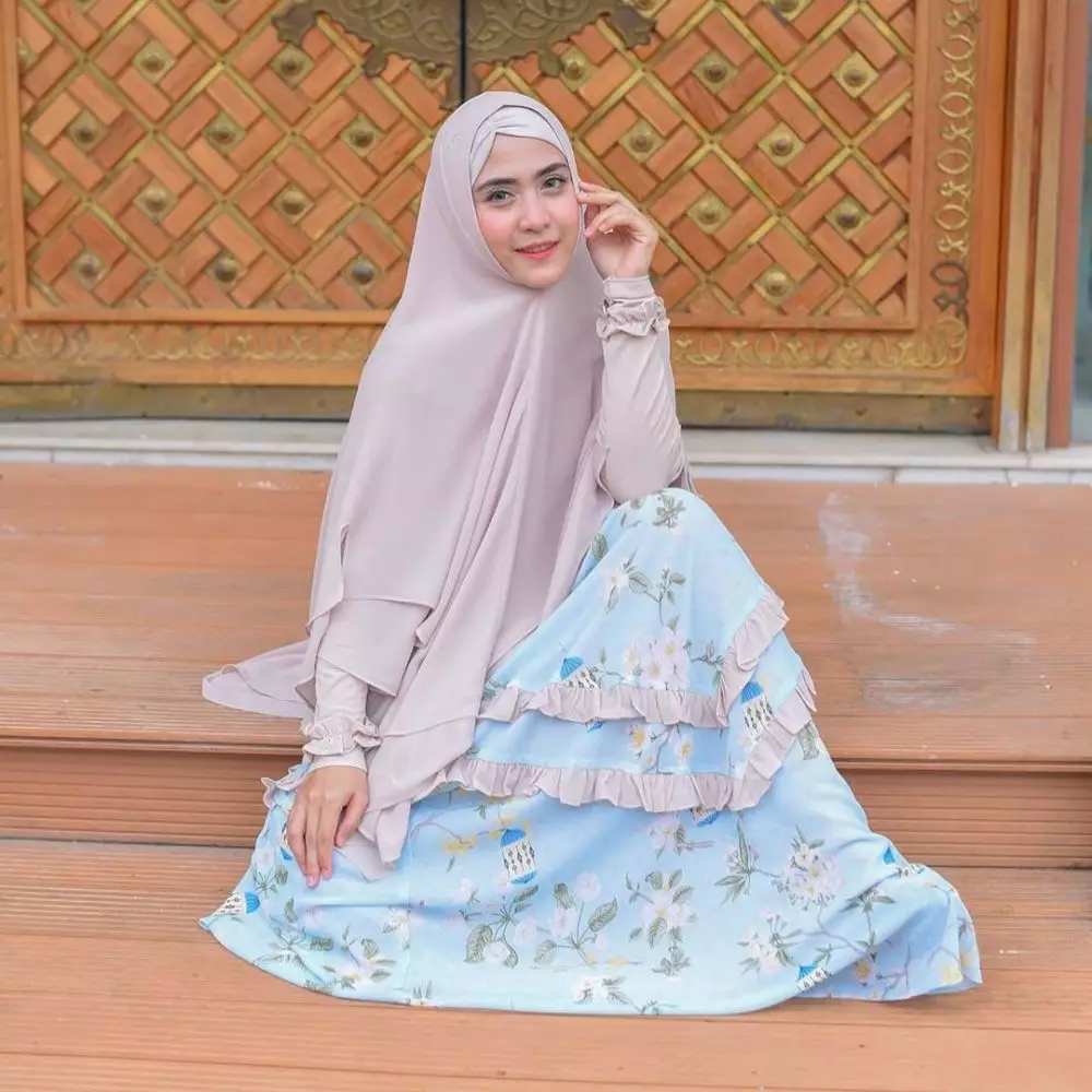 seleb cantik yang jadi istri ustadz berbagai sumber