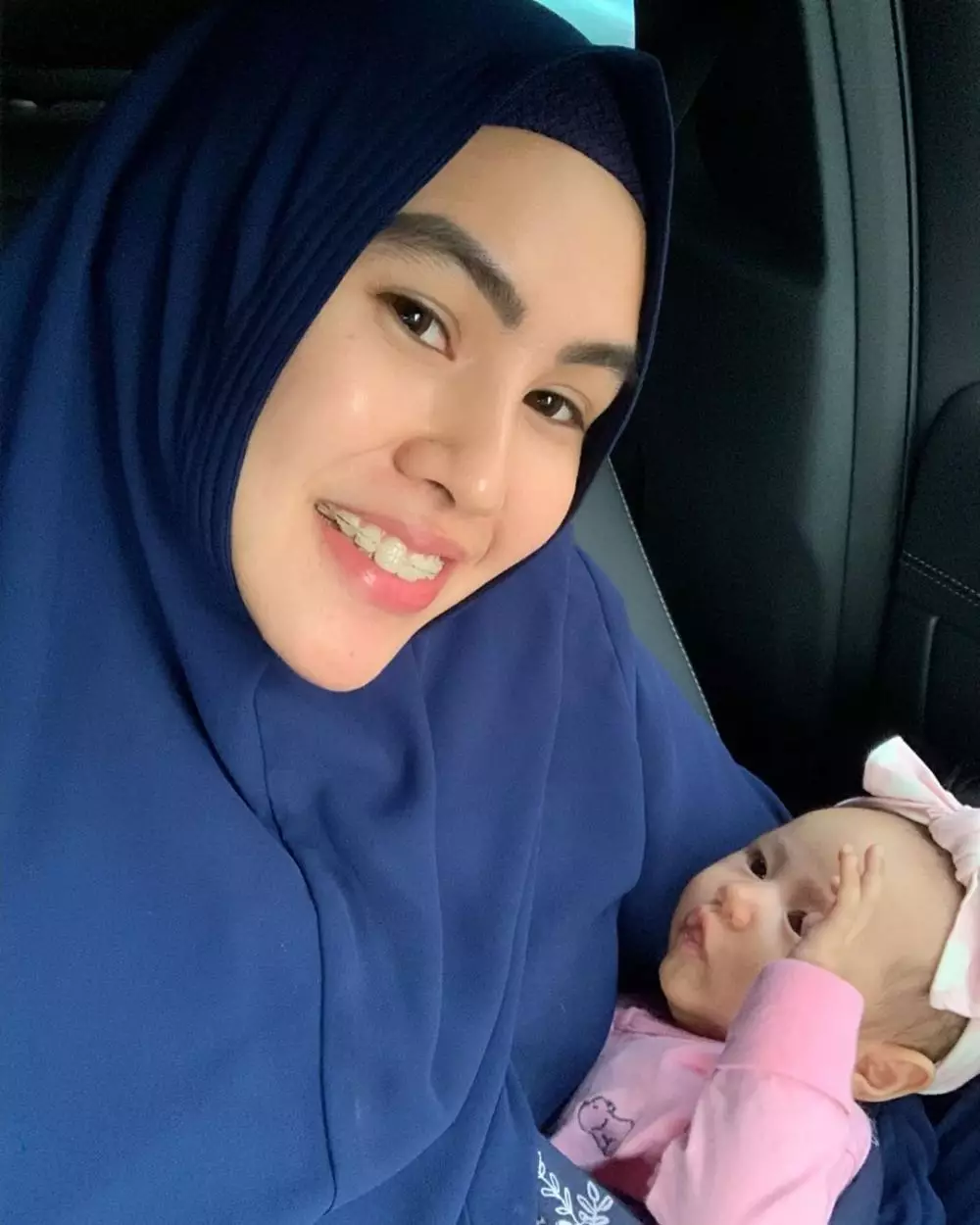 seleb cantik yang jadi istri ustadz berbagai sumber