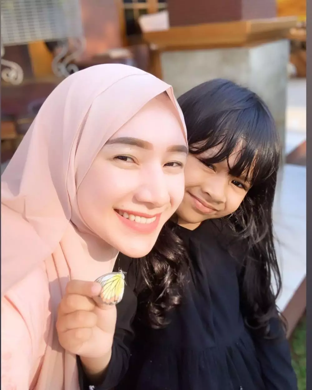 seleb cantik yang jadi istri ustadz berbagai sumber