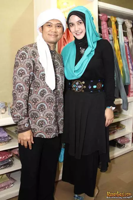 seleb cantik yang jadi istri ustadz berbagai sumber
