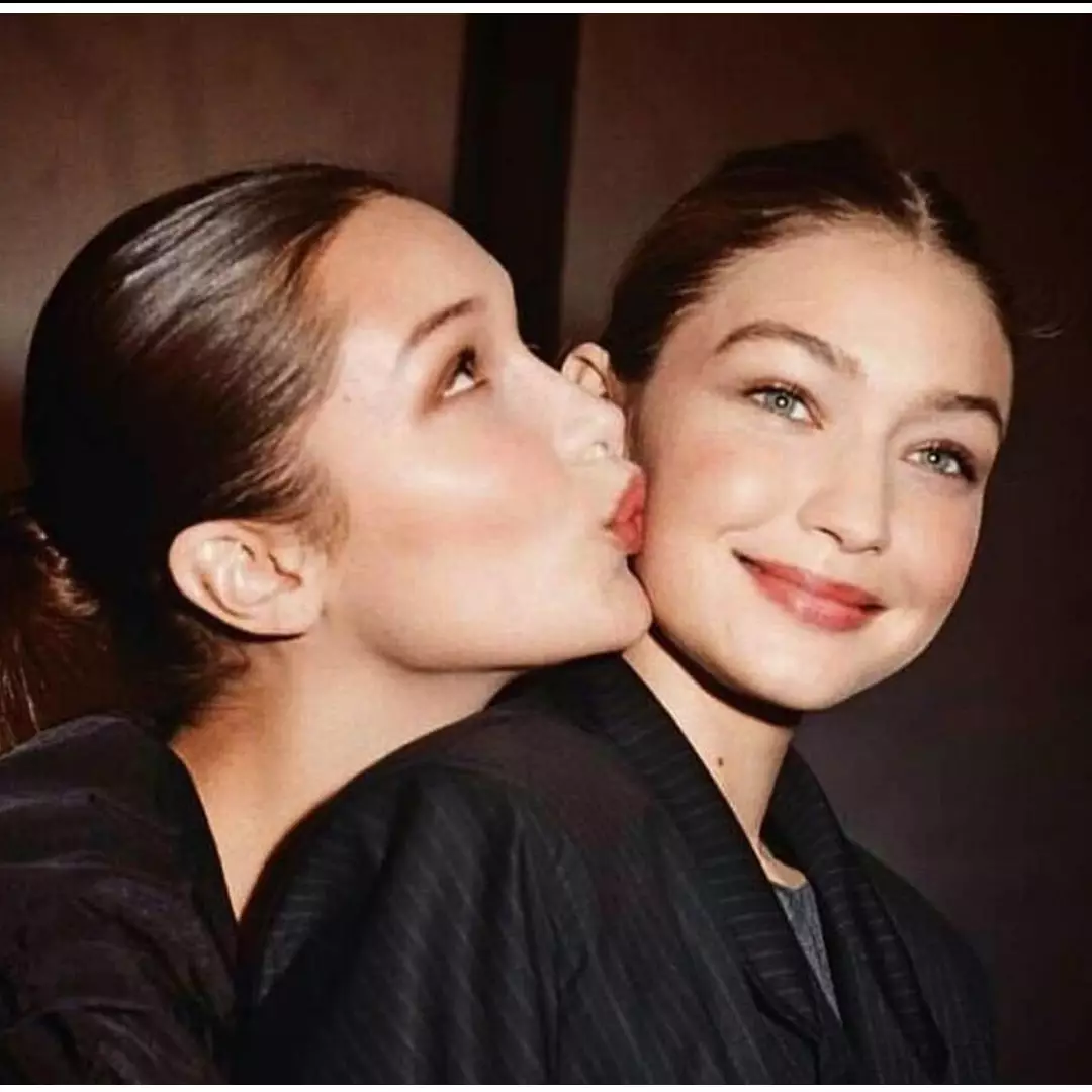 6 Potret kompak Bella Hadid dengan Gigi Hadid, sistergoals banget