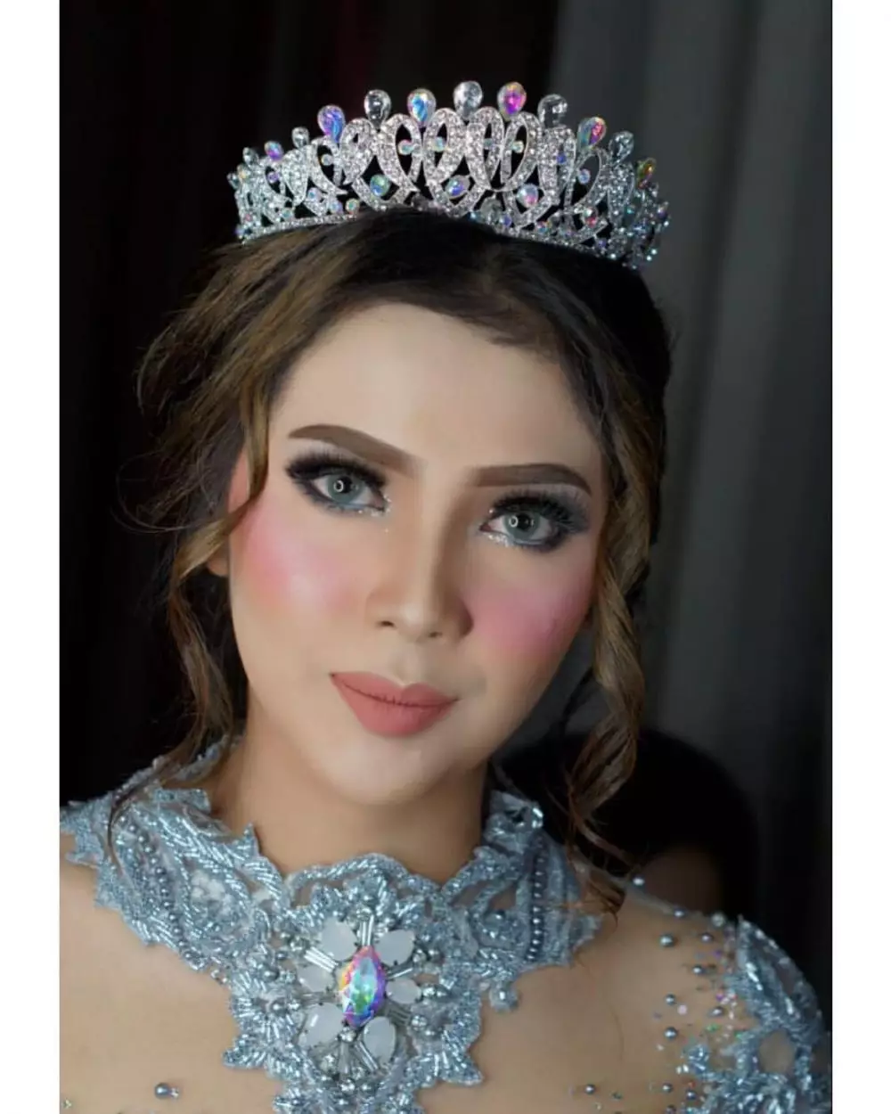 Raya Kitty makeup tebal instagram