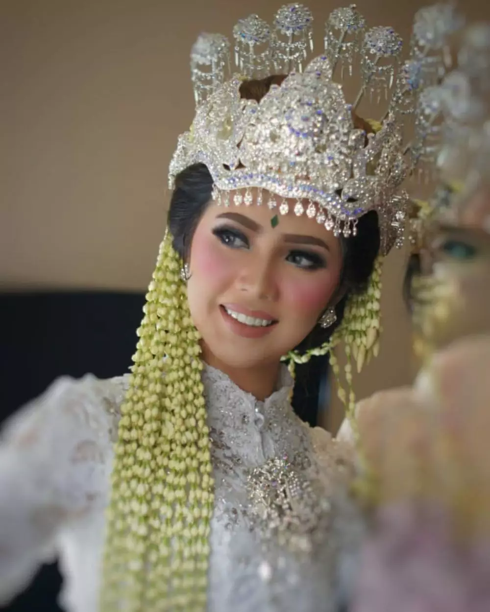 Raya Kitty makeup tebal instagram