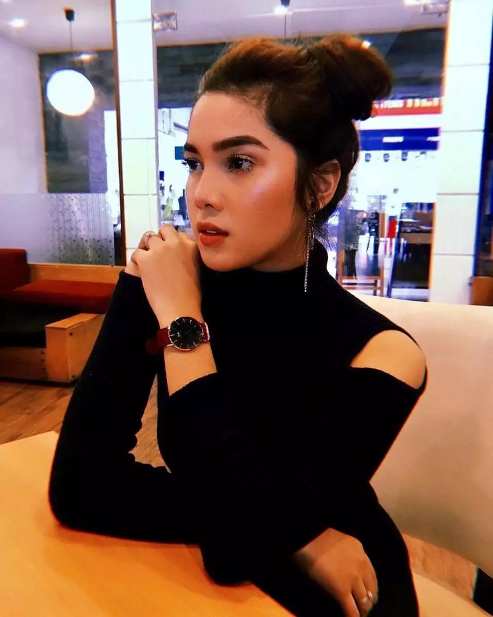 Raya Kitty makeup tebal instagram