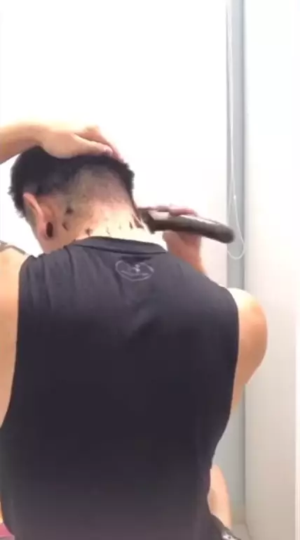 Potong rambut di rumah © 2020 brilio.net