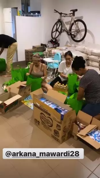 nikita mirzani berbagi rezeki © 2020 brilio.net