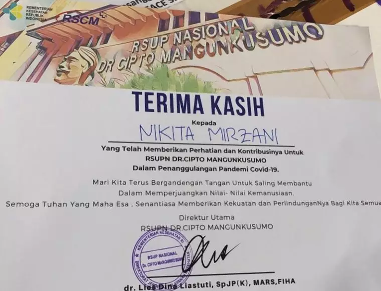 nikita mirzani berbagi rezeki © 2020 brilio.net