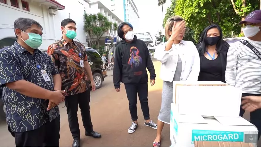 nikita mirzani berbagi rezeki © 2020 brilio.net