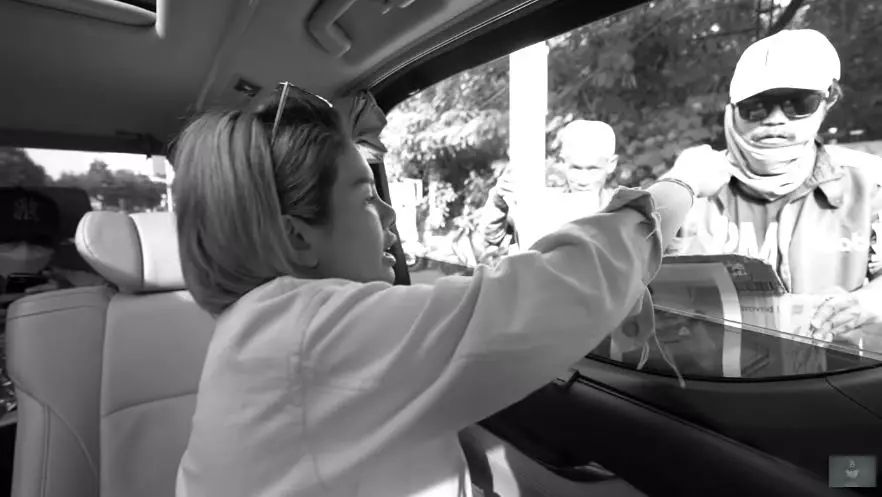 nikita mirzani berbagi rezeki © 2020 brilio.net