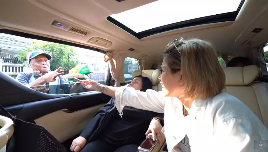 nikita mirzani berbagi rezeki © 2020 brilio.net