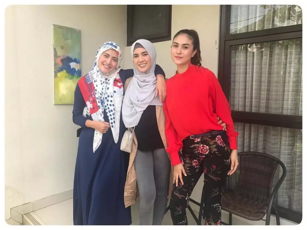 Raya Kitty pakai hijab instagram