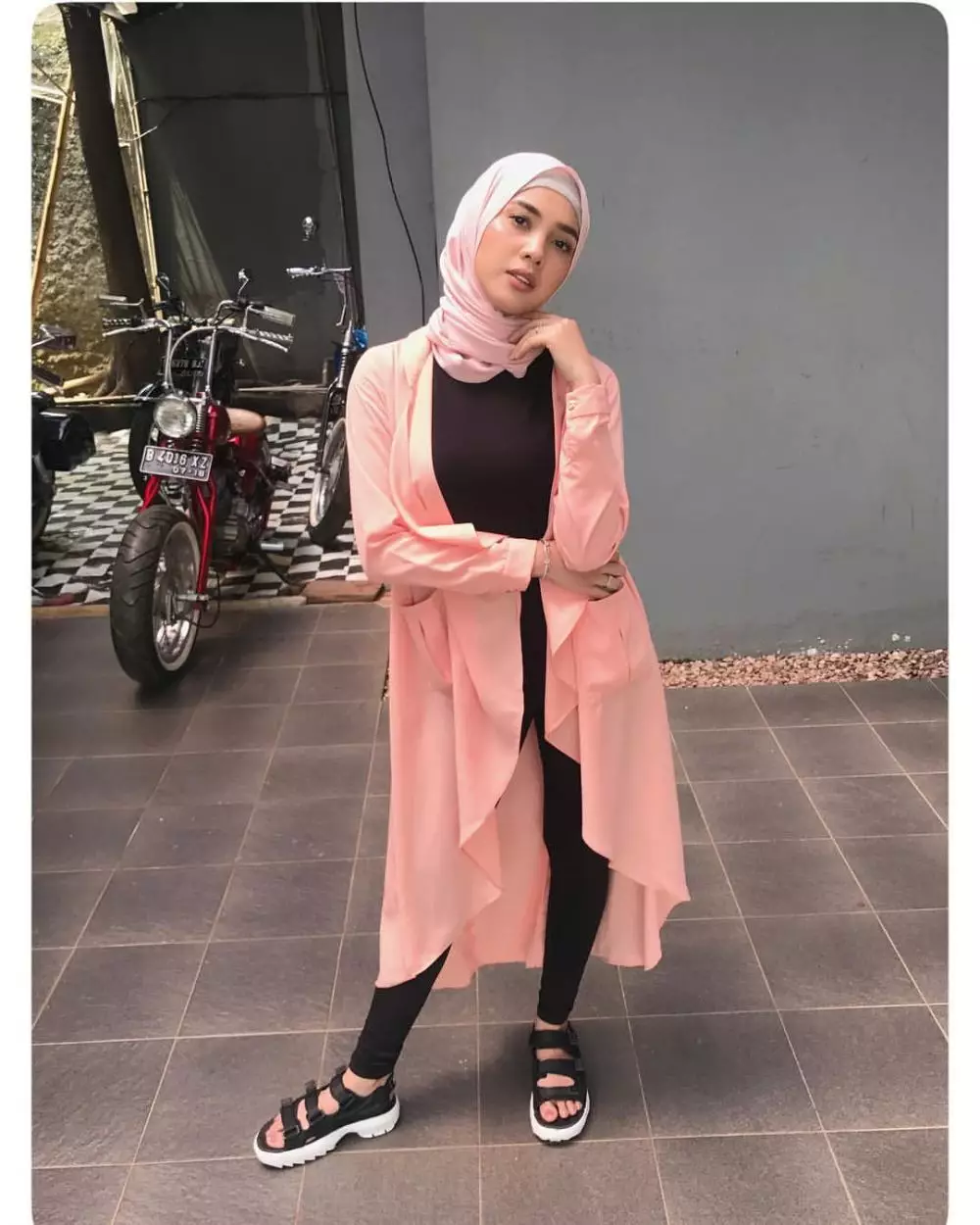 Raya Kitty pakai hijab instagram