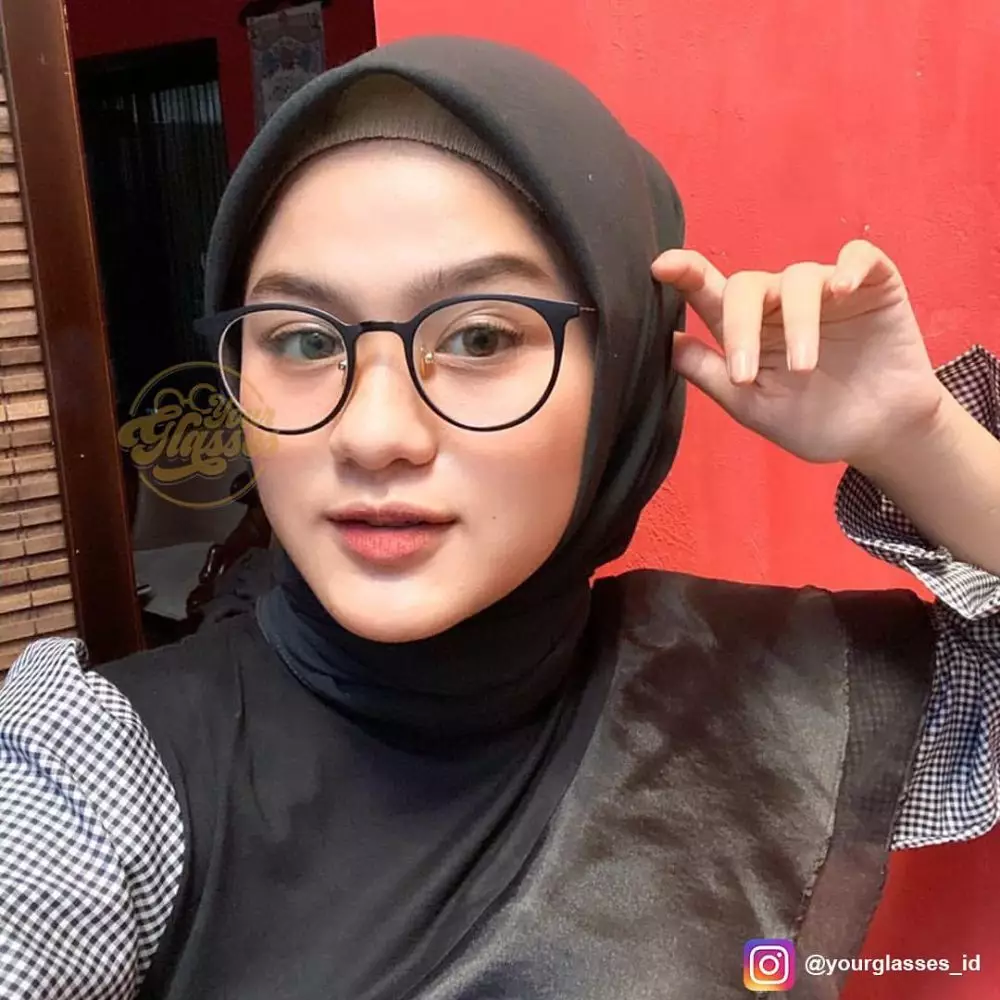 Raya Kitty pakai hijab instagram