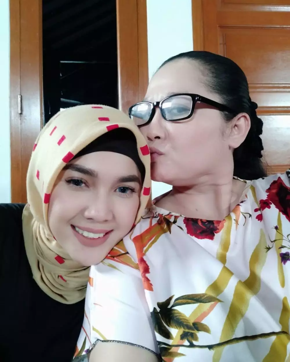 Raya Kitty pakai hijab instagram