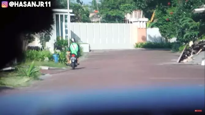 Antar duit Rp 100 juta, driver ojek online dapat kejutan tak terduga © 2020 youtube.com