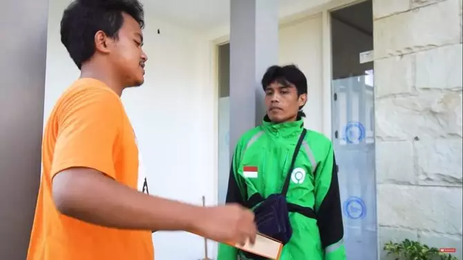 Antar duit Rp 100 juta, driver ojek online dapat kejutan tak terduga © 2020 youtube.com