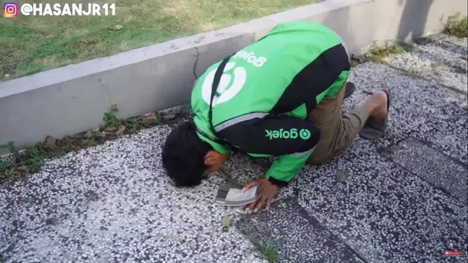 Antar duit Rp 100 juta, driver ojek online dapat kejutan tak terduga © 2020 youtube.com