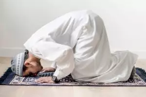 Tata cara sujud sahwi dilengkapi bacaan doa dan hukumnya