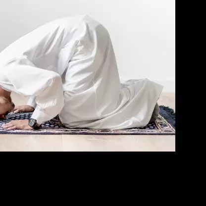 Tata cara sujud sahwi dilengkapi bacaan doa dan hukumnya