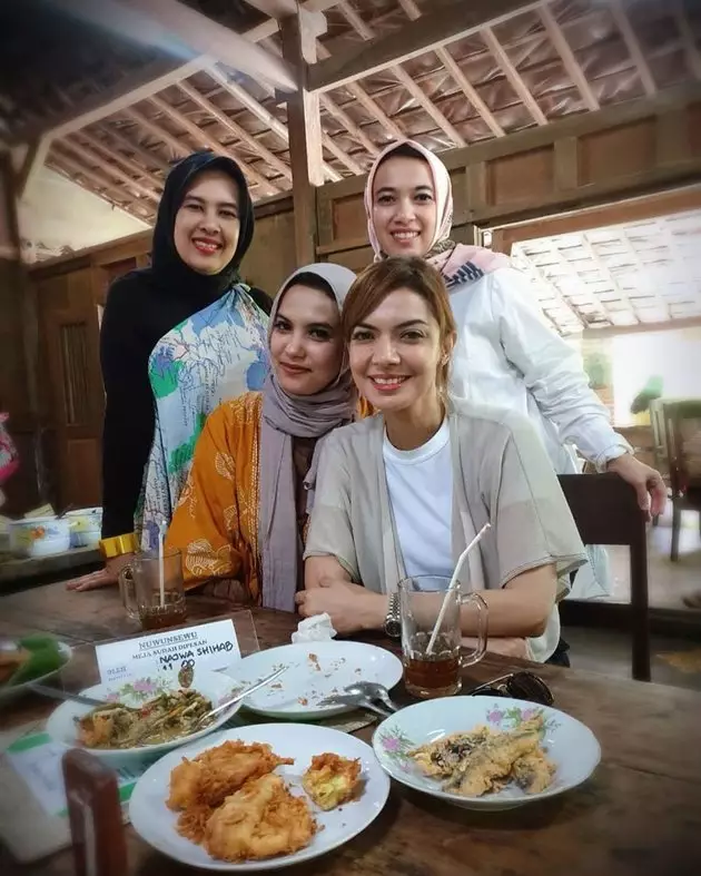 10 Potret Najwa Shihab dan 3 saudarinya, sama-sama cantik & pintar © 2020 instagram.com 10 Potret Najwa Shihab dan 3 saudarinya, sama-sama cantik & pintar © 2020 instagram.com