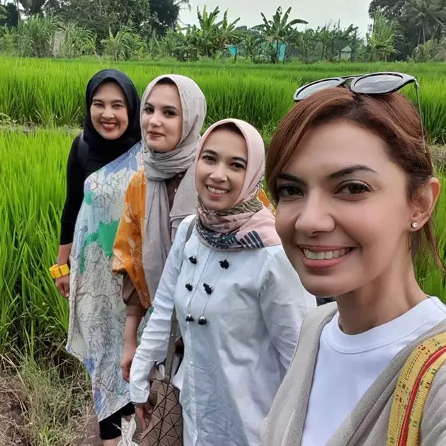10 Potret Najwa Shihab dan 3 saudarinya, sama-sama cantik & pintar © 2020 instagram.com 10 Potret Najwa Shihab dan 3 saudarinya, sama-sama cantik & pintar © 2020 instagram.com