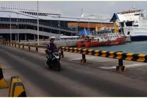 Kisah pemudik kehabisan uang di pelabuhan Merak, tidur di emper toko