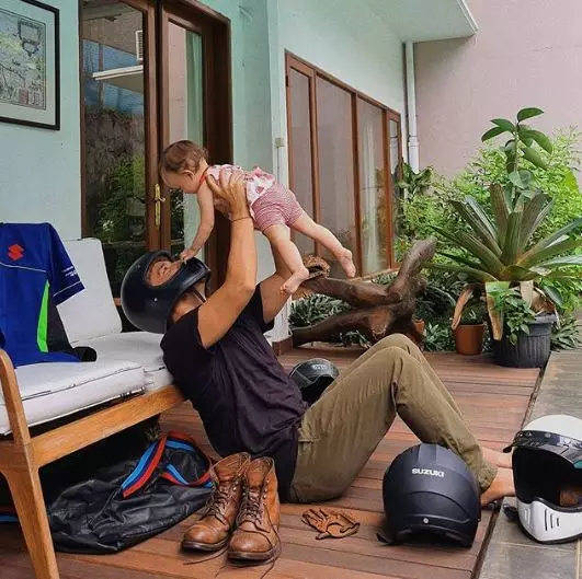 9 Potret manis Hamish Daud asuh baby Zalina, luwes banget © 2020 instagram.com 9 Potret manis Hamish Daud asuh baby Zalina, luwes banget © 2020 instagram.com