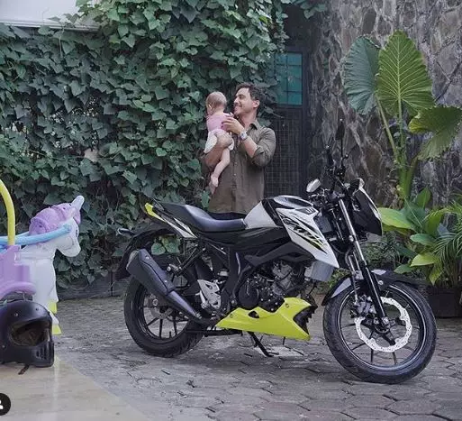 9 Potret manis Hamish Daud asuh baby Zalina, luwes banget © 2020 instagram.com 9 Potret manis Hamish Daud asuh baby Zalina, luwes banget © 2020 instagram.com
