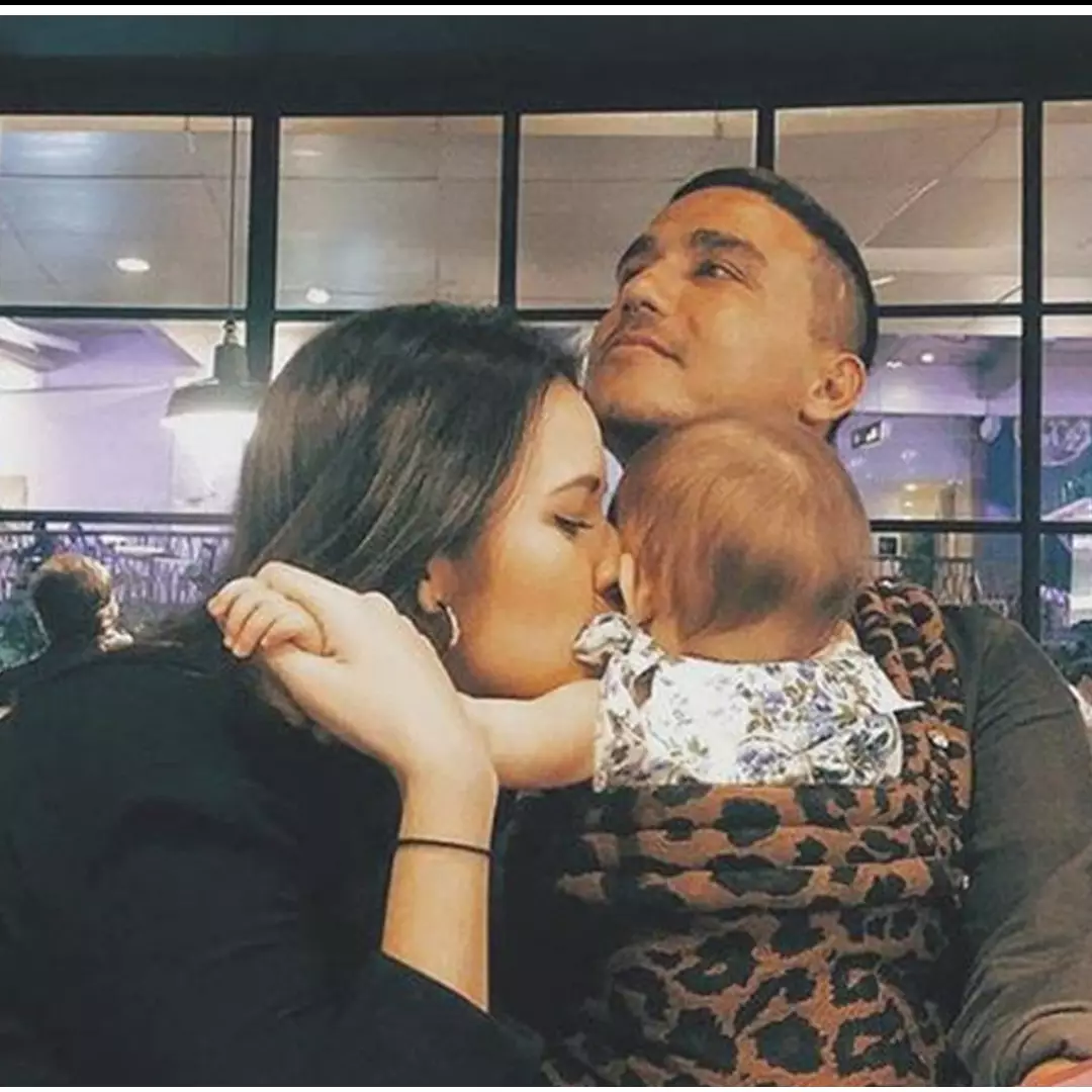 9 Potret manis Hamish Daud asuh baby Zalina, luwes banget