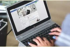 40 Kata-kata status FB yang banyak di-like, menghibur dan super keren
