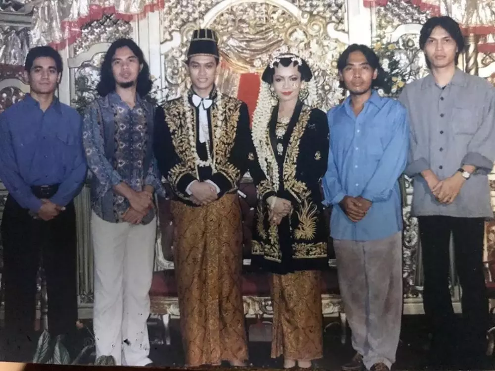 Potret lawas Dewa 19 bareng Erwin © 2020 Instagram/@ari_lasso ; Instagram/@wa2n_juniarso