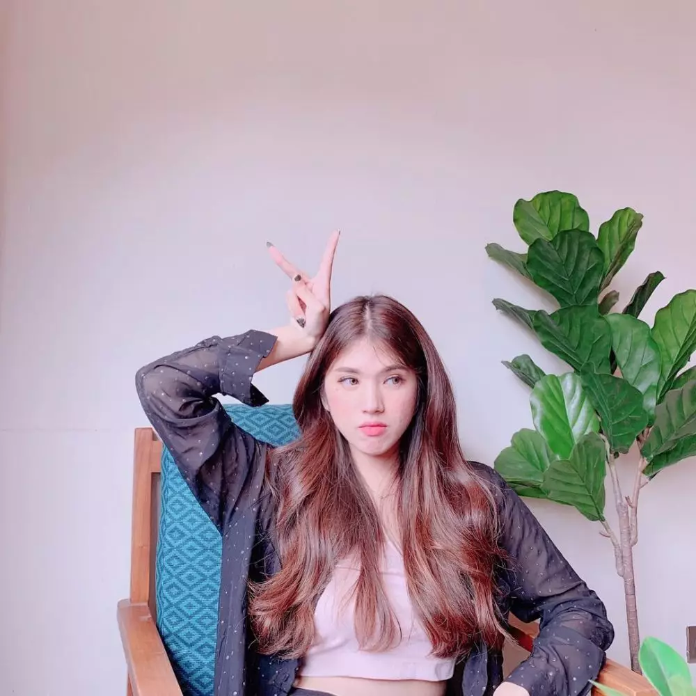 Gaya Melly Krista  © 2020 Instagram/@xeesoxee ;  Instagram/@kkrriiista