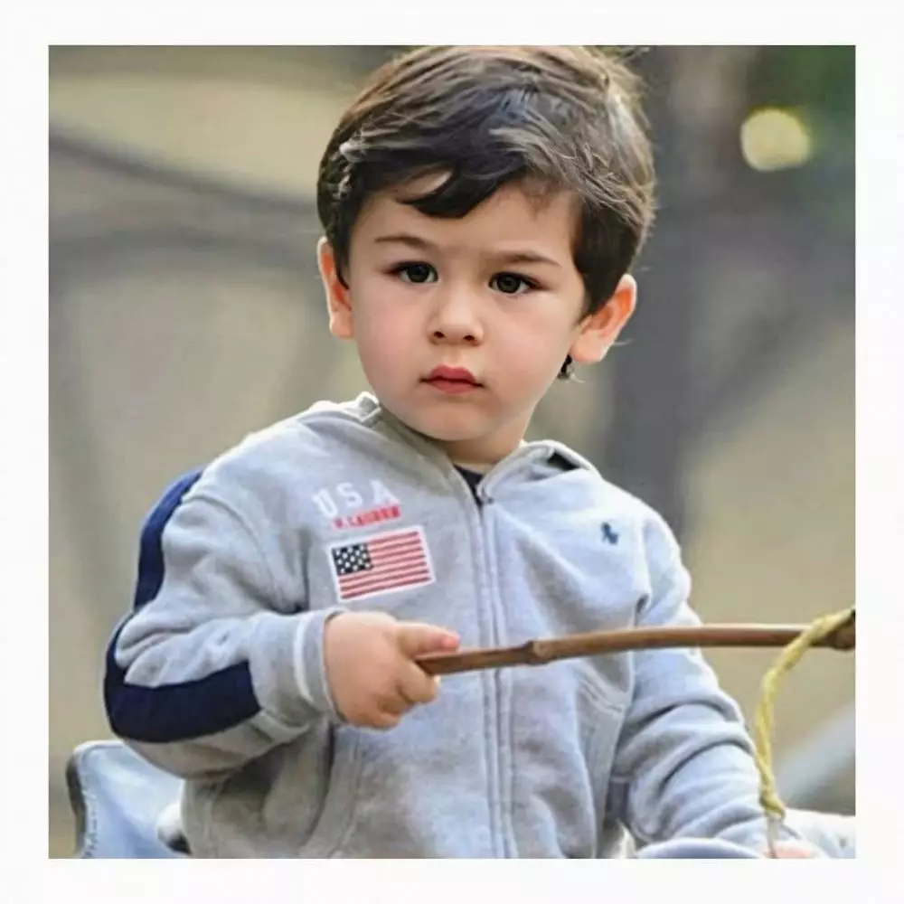 Potret gemas Taimur  © 2020 Instagram/@therealkareenakapoor ; Instagram/@kareenakapoorkhan