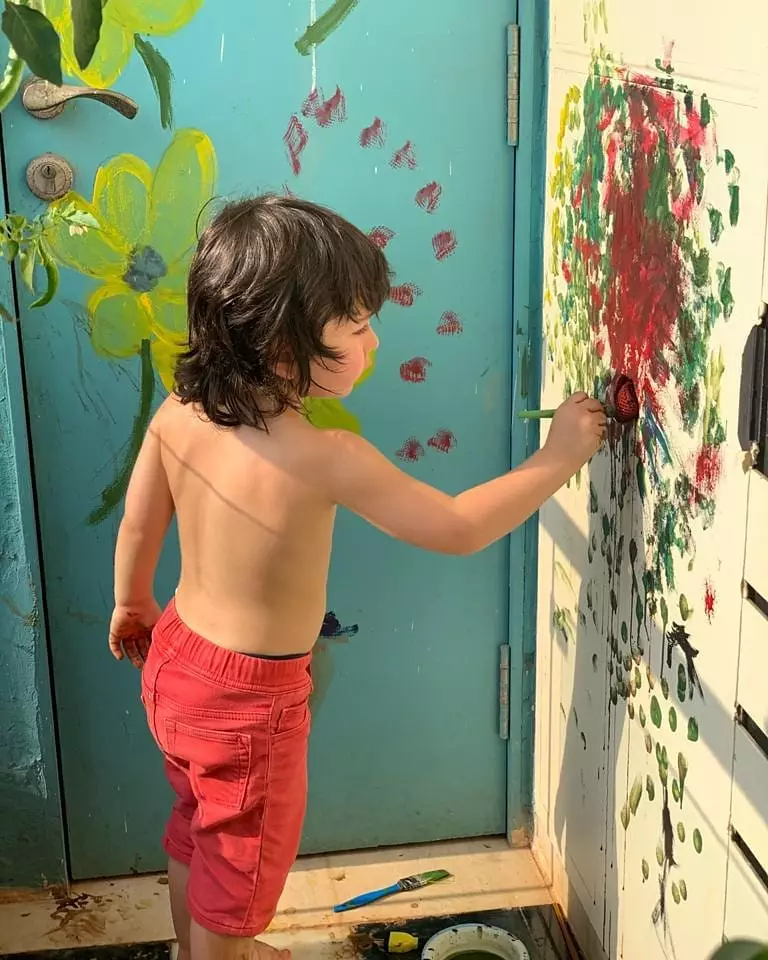 Potret gemas Taimur  © 2020 Instagram/@therealkareenakapoor ; Instagram/@kareenakapoorkhan